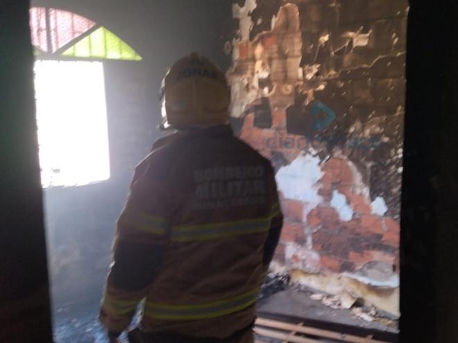 O fogo se concentrou em um dos quartos da residência no bairro Iguaçu