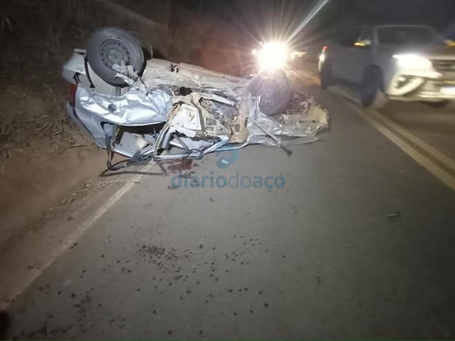 O Fiat Uno, que estava com quatro ocupantes, ficou completamente destruído