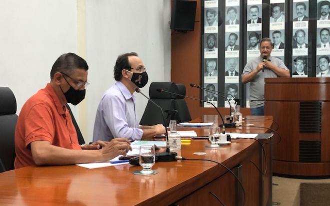 Integrantes da Comissão acompanham fala do representante da PMI, Magid Lauar