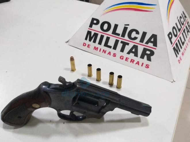 O revólver calibre 38 apreendido pelos policiais militares estava com quatro cartuchos deflagrados e um intacto