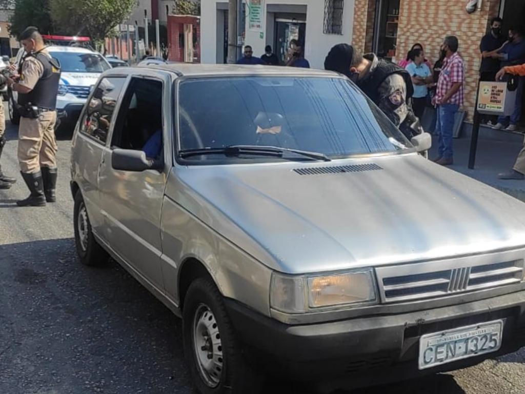 Os dois ocupantes do Fiat Uno morreram na hora 