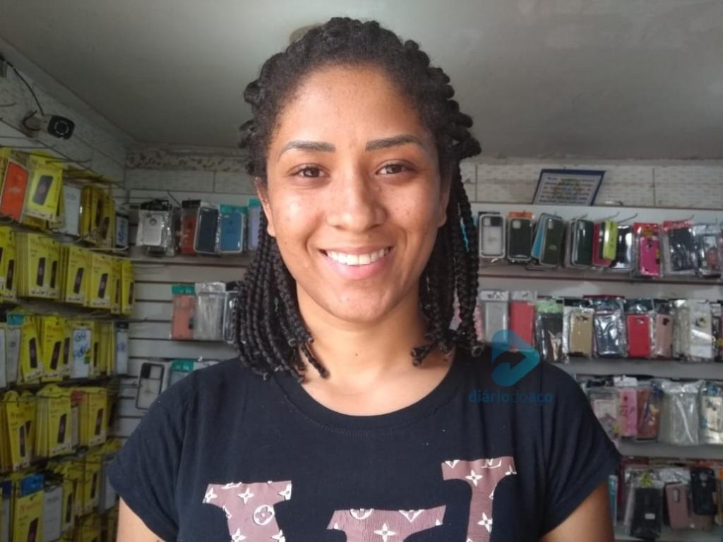 Débora Alcione, comerciante, Coronel Fabriciano - ''Eu não concordo em voltar o horário de verão porque a gente gasta energia do mesmo jeito, principalmente com esse calor''