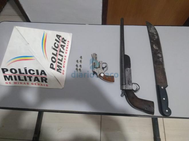 O facão usado no crime foi apreendido juntamente com duas armas de fogo localizadas na casa do homem preso em flagrrante