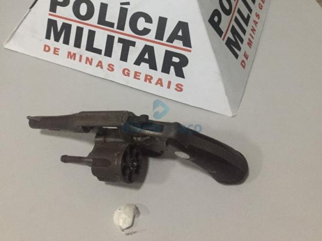 O revólver de calibre 32, que estava sem munição, foi apreendido pelos PMs que recolheram ainda uma porção de cocaína