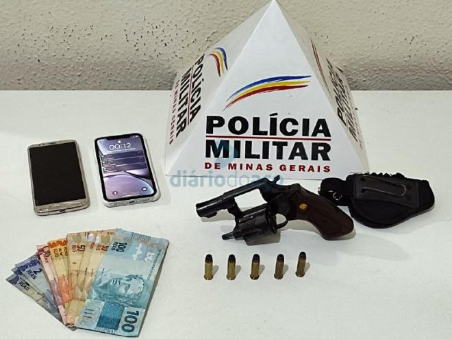 O revólver calibre 38, encontrado pela PM durante a revista no carro, estava municiado com cinco cartuchos intactos