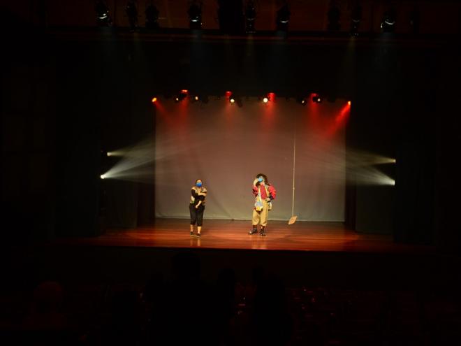 A história do teatro é contada de maneira dinâmica e interativa com o público