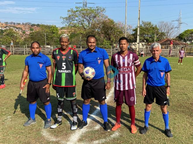 O árbitro Lineu César, seus assistentes e os dois capitães no clássico: tarde de eficiência e muita disciplina no campo do Itamarati