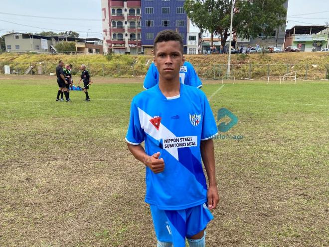Hiago foi o destaque do jogo ao marcar dois gols e sempre levar perigo ao gol do Iguaçu