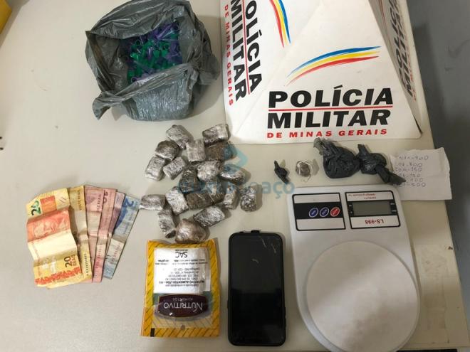 O material encontrado pela PM durante as buscas na residência dos suspeitos