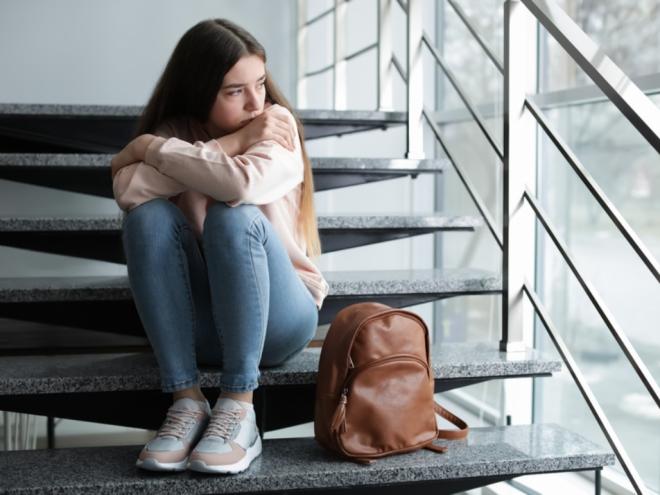 No mundo todo, um em cada cinco (19%) adolescentes e jovens de 15 a 24 anos afirmam que são deprimidos ou têm pouco interesse em fazer as suas demandas rotineiras