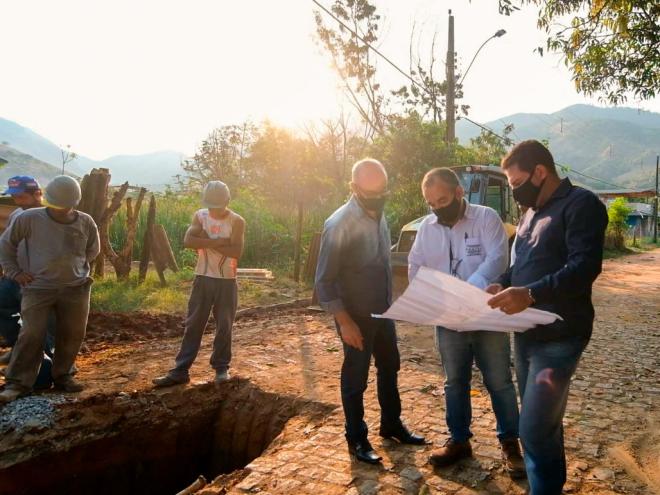 O prefeito Bruno Morato e o vice Oliveirinha acompanharam o início das obras no bairro São Francisco 