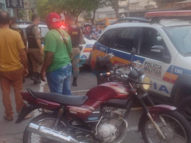 Policiais militares providenciaram o socorro para a vítima baleada gravemente