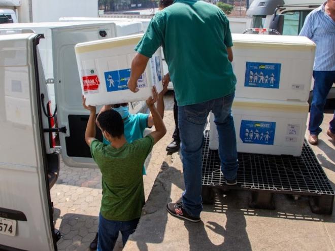 Imunizantes Pfizer e AstraZeneca fazem parte do 55º lote enviado pelo Ministério da Saúde