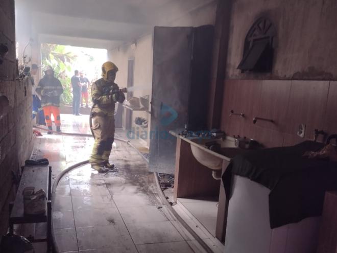 As chamas atingiram três cômodos da casa localizada no Iguaçu, em Ipatinga