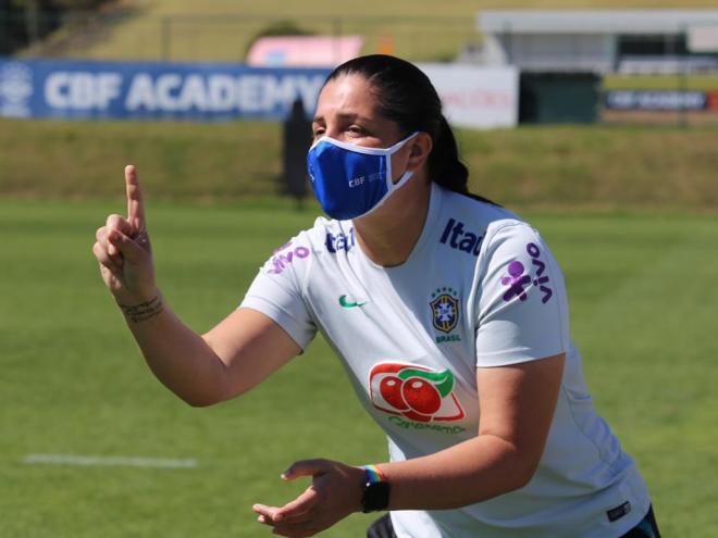 Lindsay Camila é a primeira treinadora brasileira a conquistar a Copa Libertadores da América, pela Ferroviária 