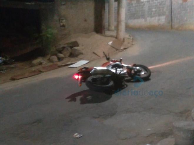 A vítima abandonou a moto ligada depois de ser atacada pelos autores