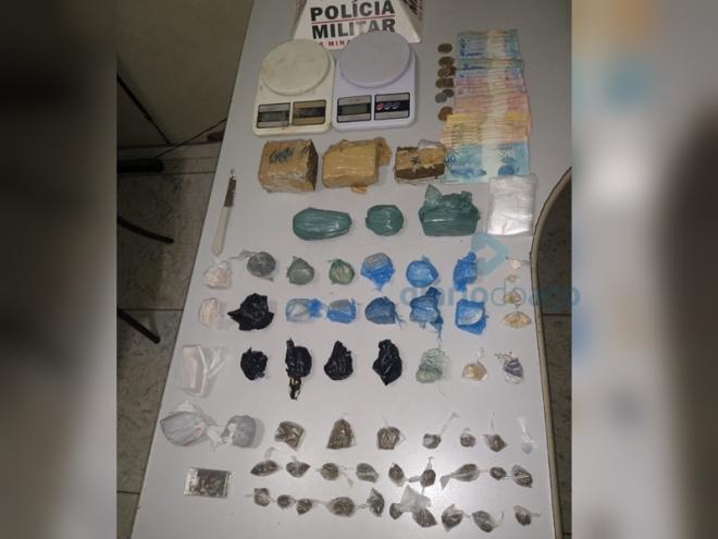 Dinheiro, balanças e porções de maconha e crack recolhidos com os presos no Centro de Ipatinga