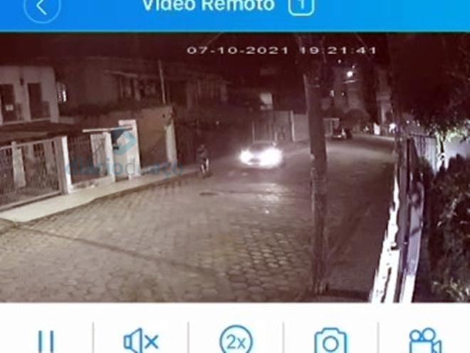 O momento que o assaltante sai correndo com populares no seu encalço em um carro