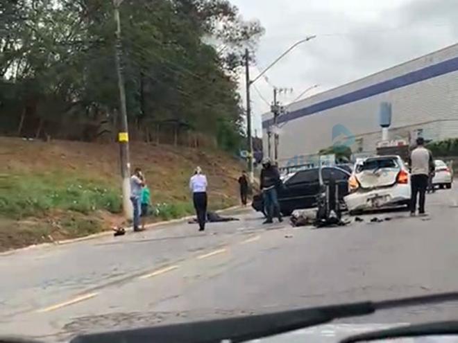 O acidente envolveu uma moto, um Etios e um Fiat Uno no fim da manhã desta sexta-feira