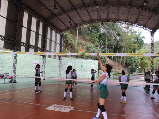 As equipes sub-19 feminino e adulto masculino da Usipa participam da disputa