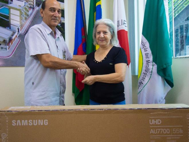 Sorteados estão recebendo as premiações em uma das sedes da entidade