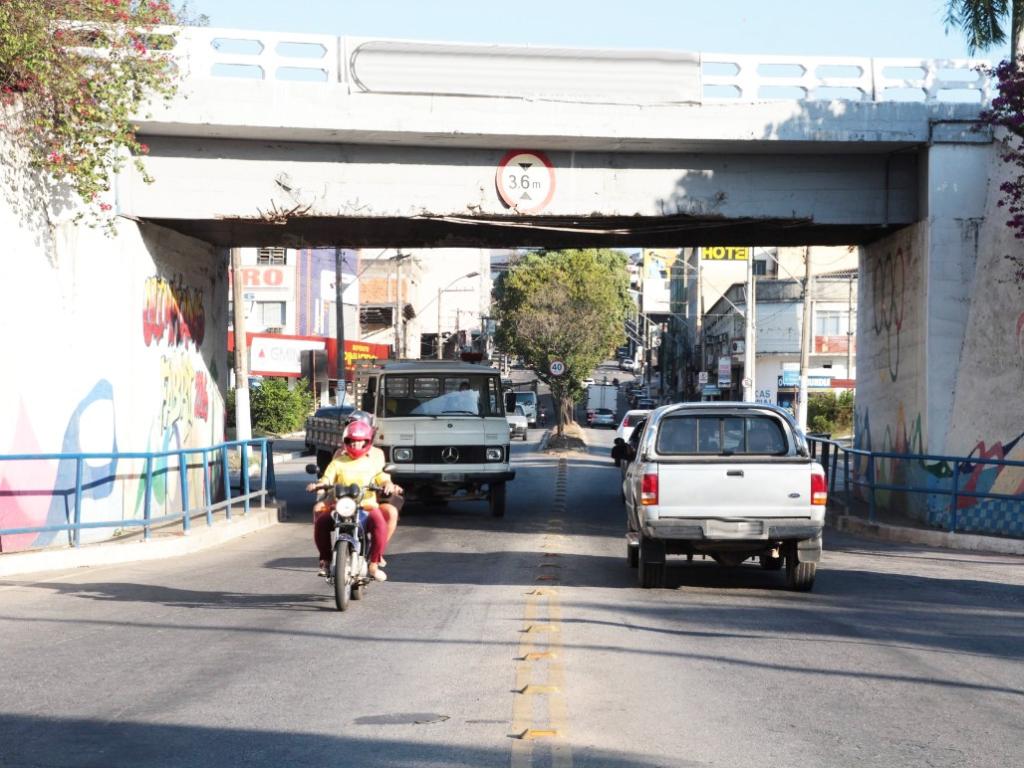 O maior problema do viaduto é sua altura, insuficiente para a passagem de vários modelos de caminhões pela avenida Magalhães Pinto, causando constantes acidentes no local 