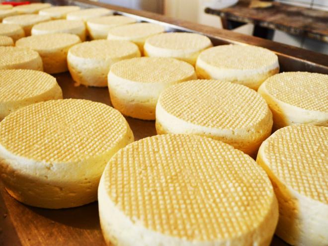 A produção do queijo Minas Artesanal remete à própria história do povo mineiro