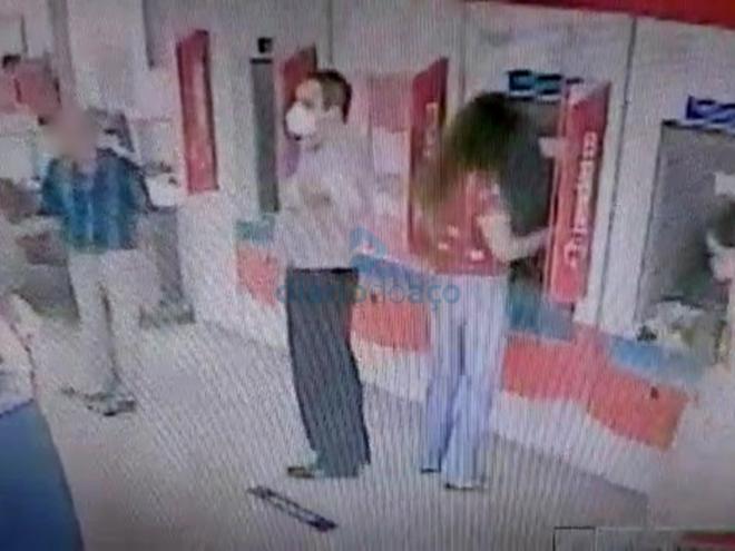 O homem distrai o aposentado, enquanto a mulher recolhe o dinheiro do idoso sem ele saber