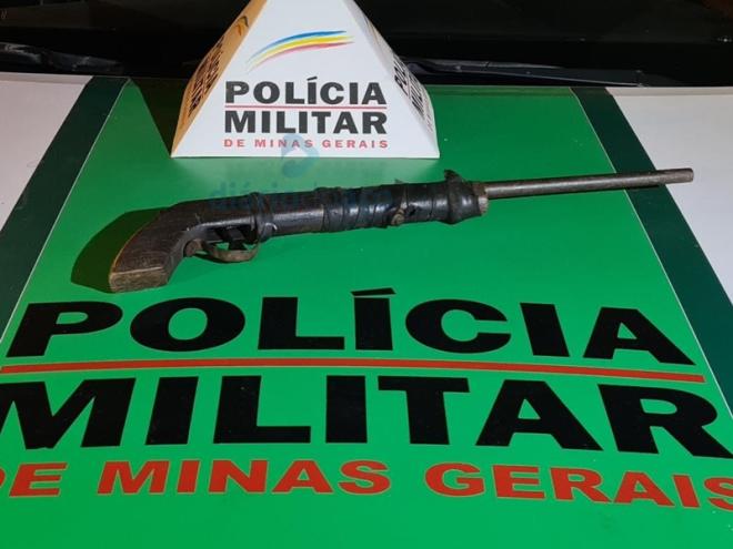 A arma de fabricação artesanal estava municiada e era transportada na cintura do motociclista