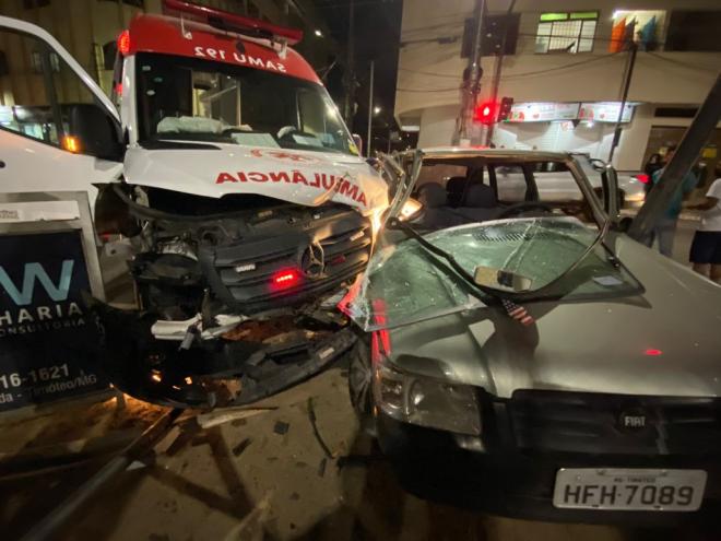 Motorista do Fiat Uno não percebeu aproximação da ambulância, em missão de socorro a um paciente e acabou atingido pelo carro oficial 