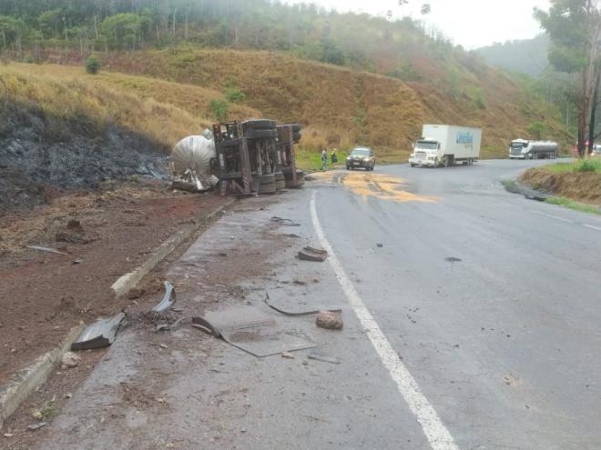 Carreta carregada com óleo vegetal tombou no Km 23 da BR-262 e rodovia está fechada desde as 11h30 deste domingo 