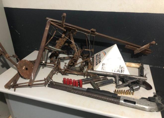 Armadilhas improvisadas foram encontradas em todo o perímetro do imóvel - Foto Igor Nunes /Patos Notícias