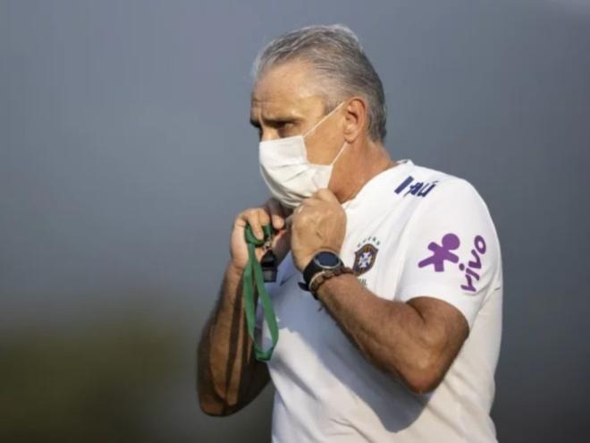 O técnico brasileiro, apesar das críticas, elogia o desempenho da seleção