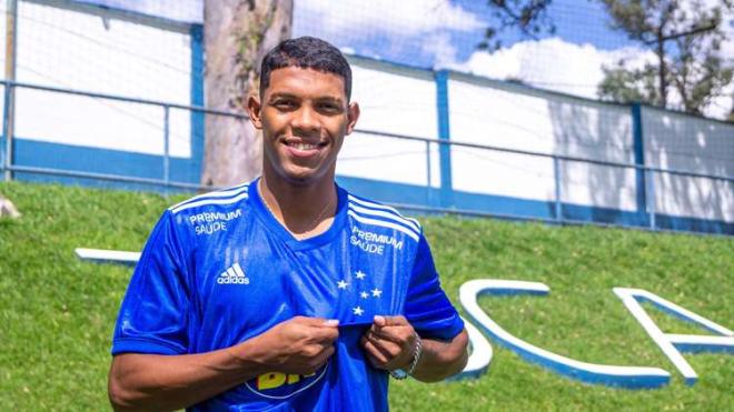 O jovem Vitor Leque firmou-se como titular no ataque do Cruzeiro