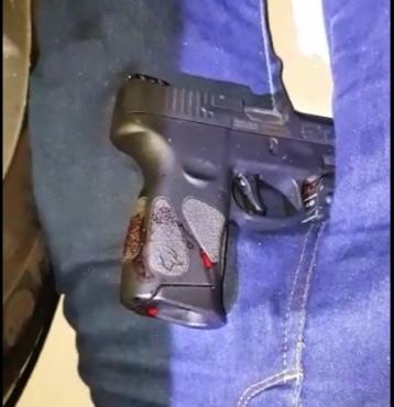 Assaltante caiu baleado ao lado do carro do policial, com a arma entre as pernas
