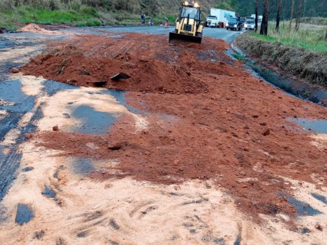 Desde domingo (10) equipes trabalhavam no local para remover todo o óleo que vazou da carreta-tanque bitrem tombada à margem da rodovia em Reduto