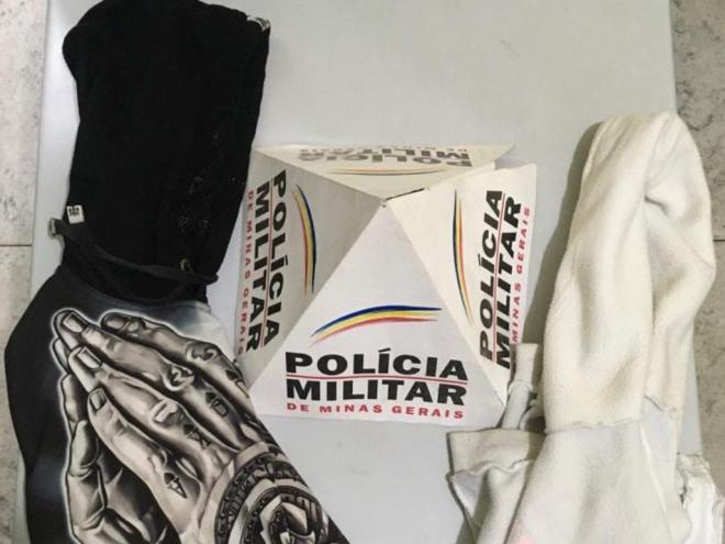 Roupas que comparsas usaram durante a ação foi apreendida 