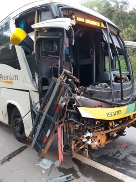 Ônibus fazia a linha de Governador Valadares para Guarapari, quando houve a colisão com um caminhão na BR-262 em Conceição do Castelo 