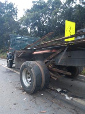 Caminhão envolvido no acidente com o ônibus da Gontijo, na madrugada de hoje 