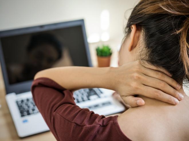 A cadeira fora do ângulo correto para cada pessoa pode desencadear diversas patologias no joelho, quadril e coluna. Além disso, o computador fora da linha dos olhos pode trazer malefícios à coluna cervical e aos olhos