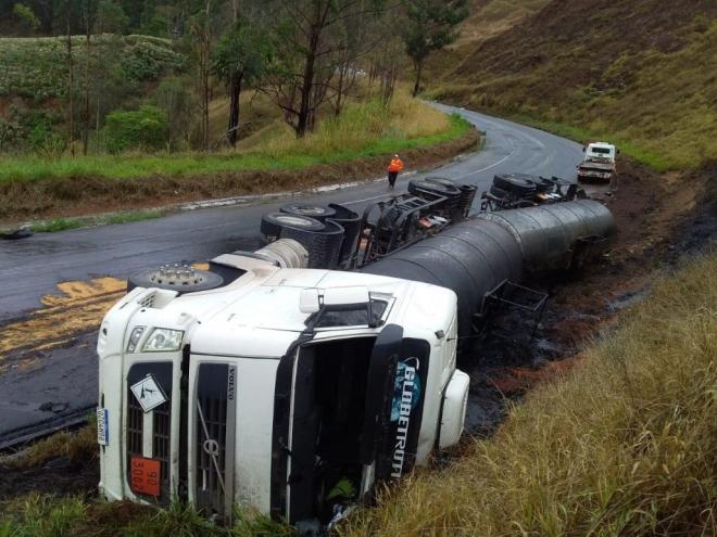 Em um dos acidentes, carreta-taque tombou e fechou a BR-262 em Reduto por três dias, por causa do óleo derramado na pista 
