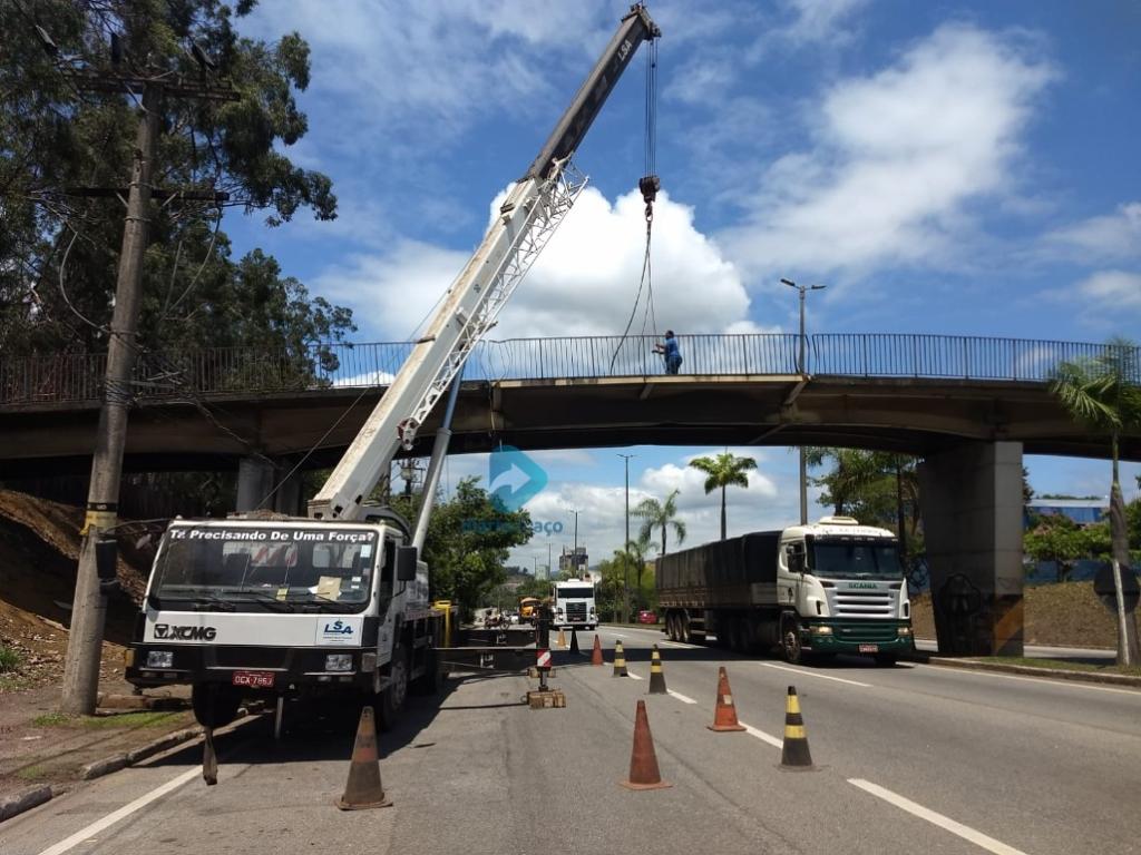 Passagem da carga pela passarela do Iguaçu exigirá elevação de parte do tabuleiro