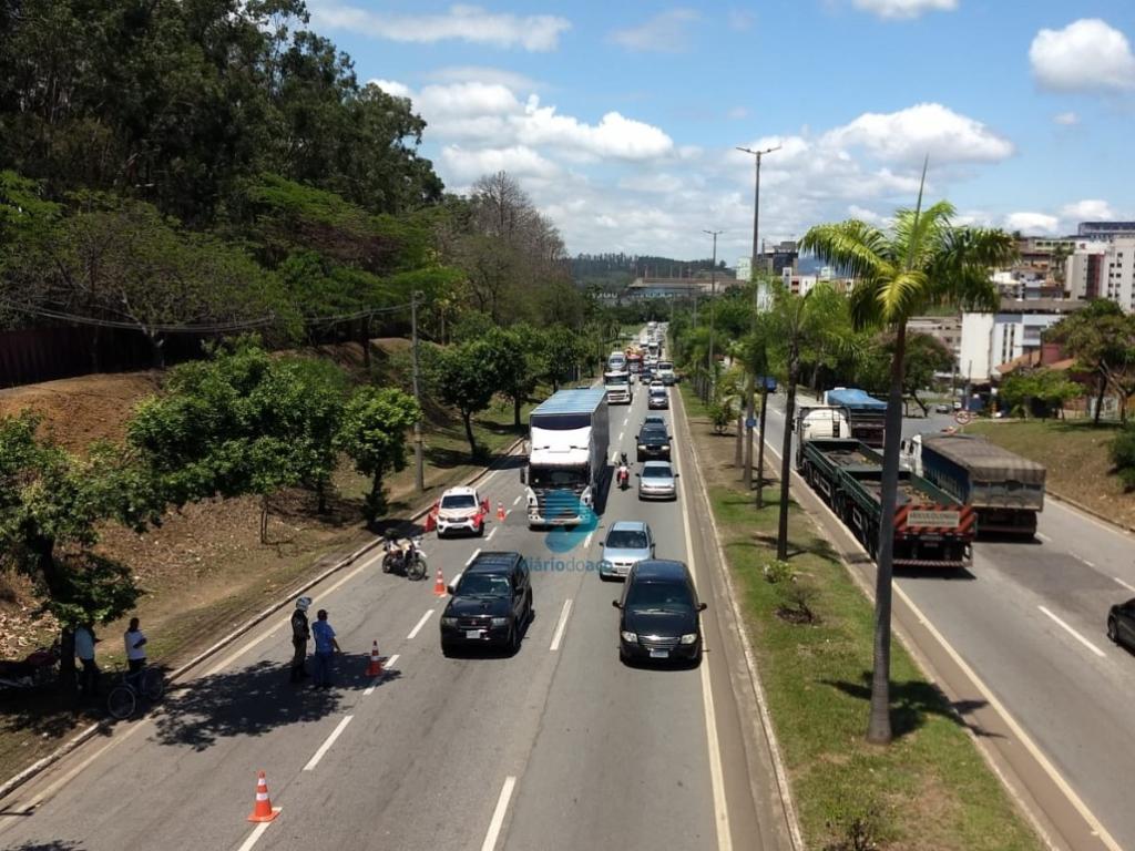 Trânsito está lento no trecho urbano da BR-381 em Ipatinga desde o começo da manhã