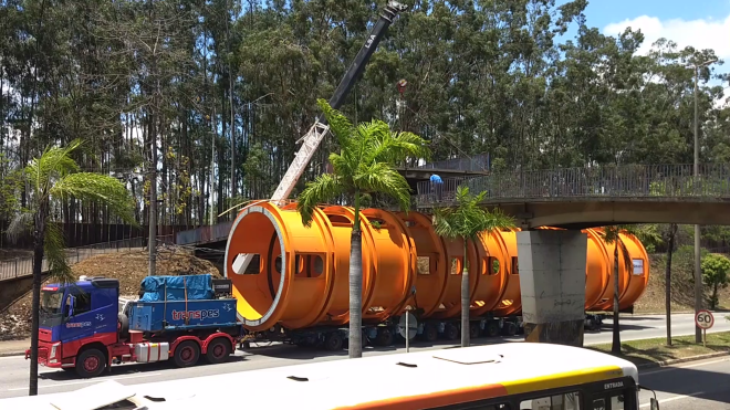 Passagem de carga com excesso de altura demanda remoção de parte da passarela do Iguaçu