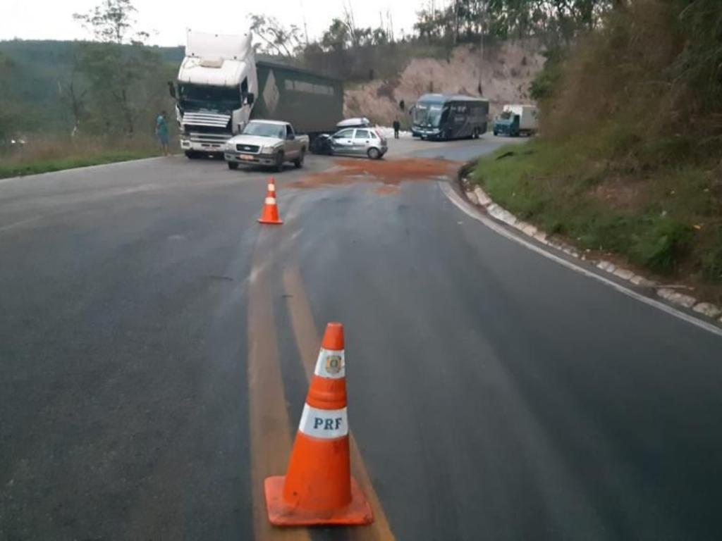 Carro que trafegava sentido a Belo Horizonte invadiu a contramão na curva e atingiu lateral de carreta