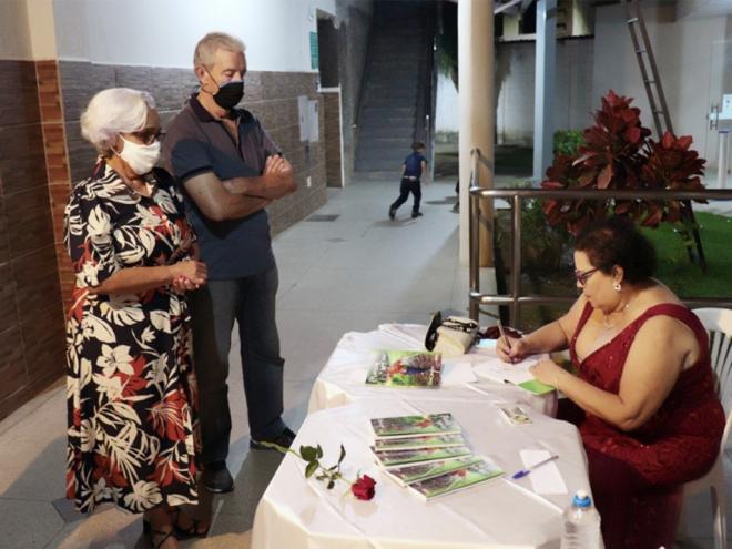 A escritora RosaCarmim autografou exemplares de ''Marcas de Um Ser''
