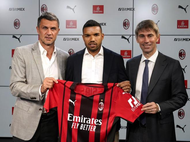 Paolo Maldini, diretor técnico e uma das lendas do Milan, ao lado de Messias e de outro mandatário do clube