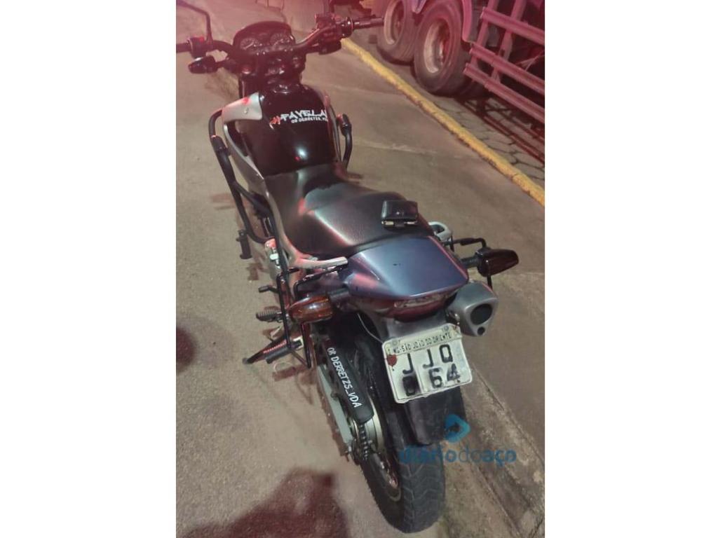Suspeitos de autoria do crime fugiram pela avenida Maanaim nessa Honda Falcon e foram parados na chegada à avenida Tancredo Neves 