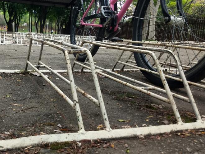 Vítima deixou sua bicicleta trancada no bicicletário do local