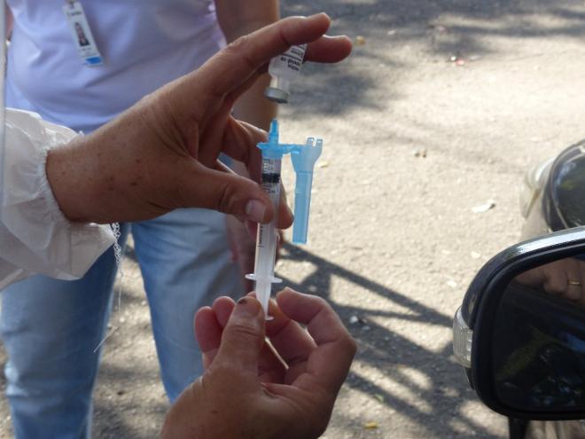 Dose de reforço também está disponível para trabalhadores da Saúde e idosos acima de 60 anos que receberam a segunda dose há seis meses 